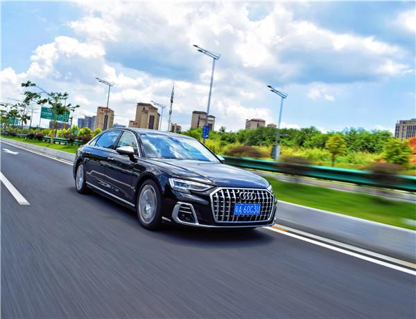 试驾奥迪A8L霍希版：全车加长十公分，除了空间还有哪些亮点？