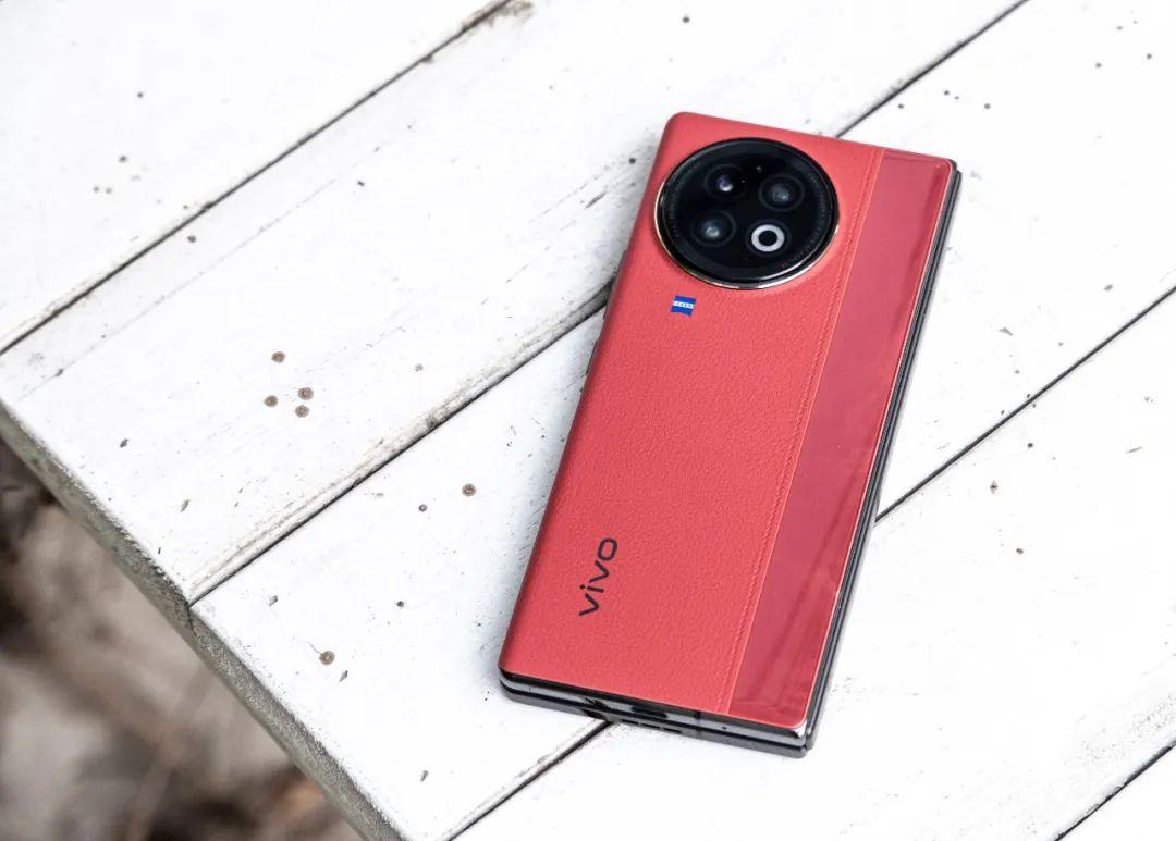 vivo X Fold2 体验：不止「折叠」，还是年度旗舰