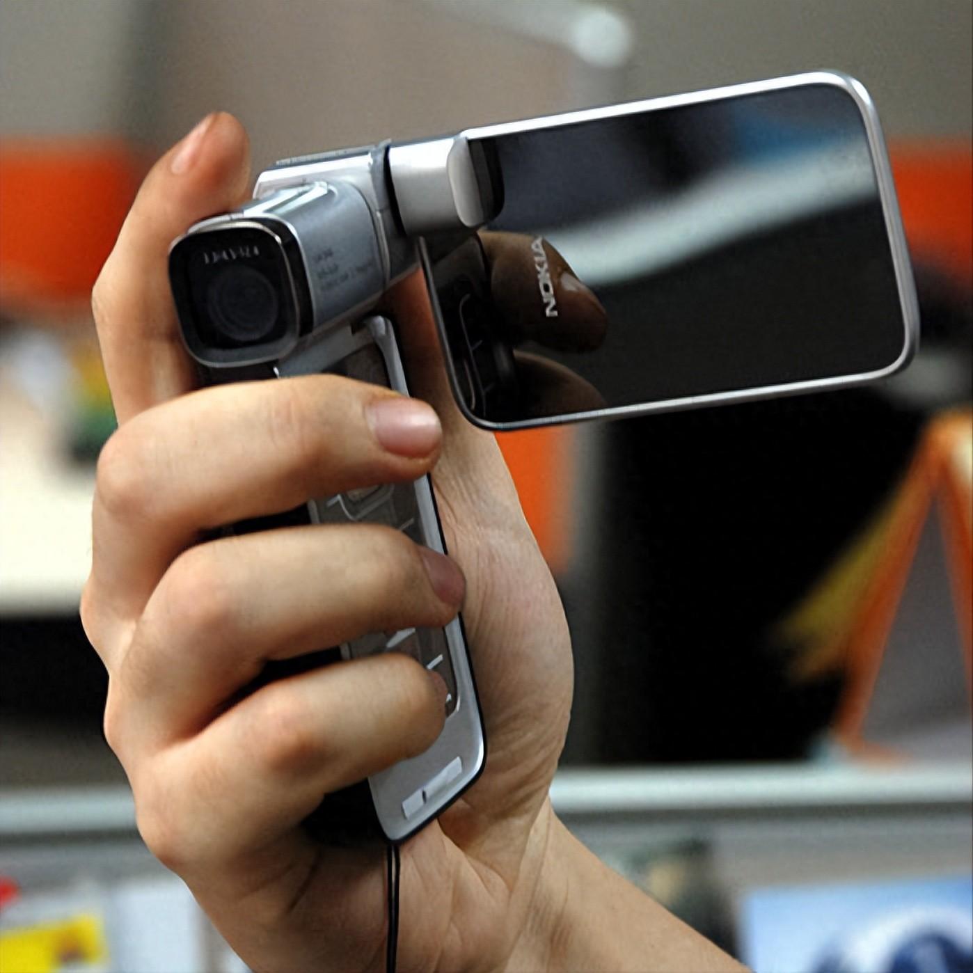 经典手机回顾：16年前诺基亚的“不解释连招”， N93i有多强？