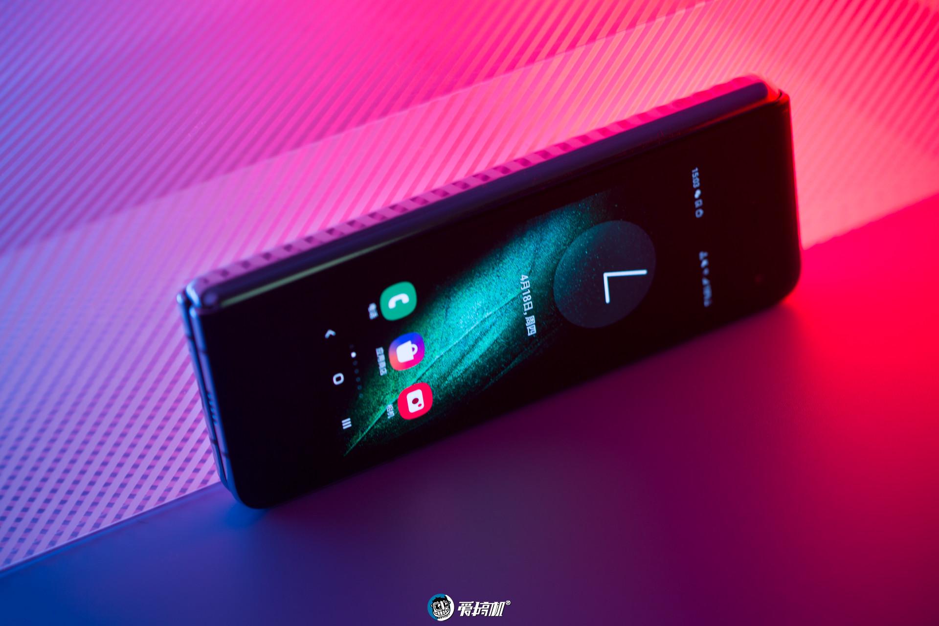 三星Galaxy Fold上手体验：极具科技感