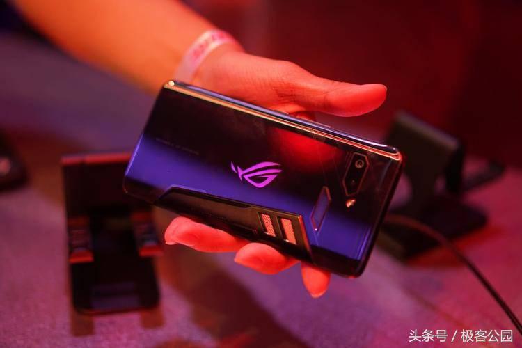 华硕 ROG 手机上手:这才是游戏手机该有的样子