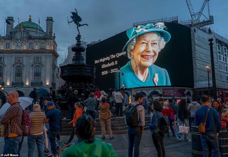 菲利普亲王一生有30多个情人，女王也有2位蓝颜知己，守护她半生