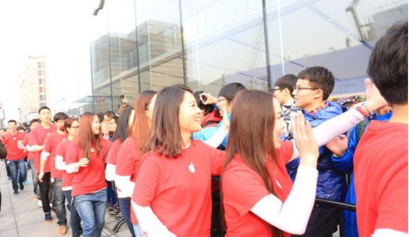 13年前的今天，苹果第一部手机正式发布，还有那个男人