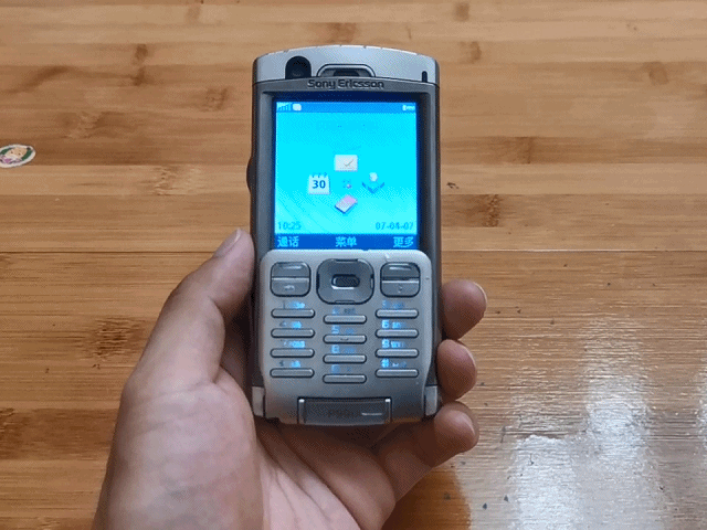 ［经典手机］ 索尼爱立信P990i