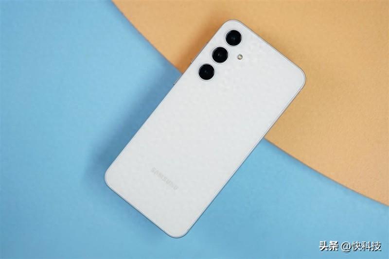 “粉丝”回归没让人失望！三星S23 FE评测：最有质价比的小屏旗舰