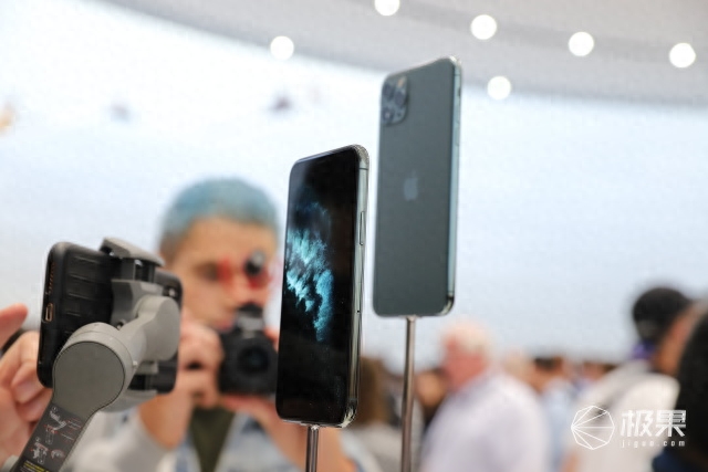 iPhone 11 Pro上手体验：全新韭菜绿配色，后置1200万三摄