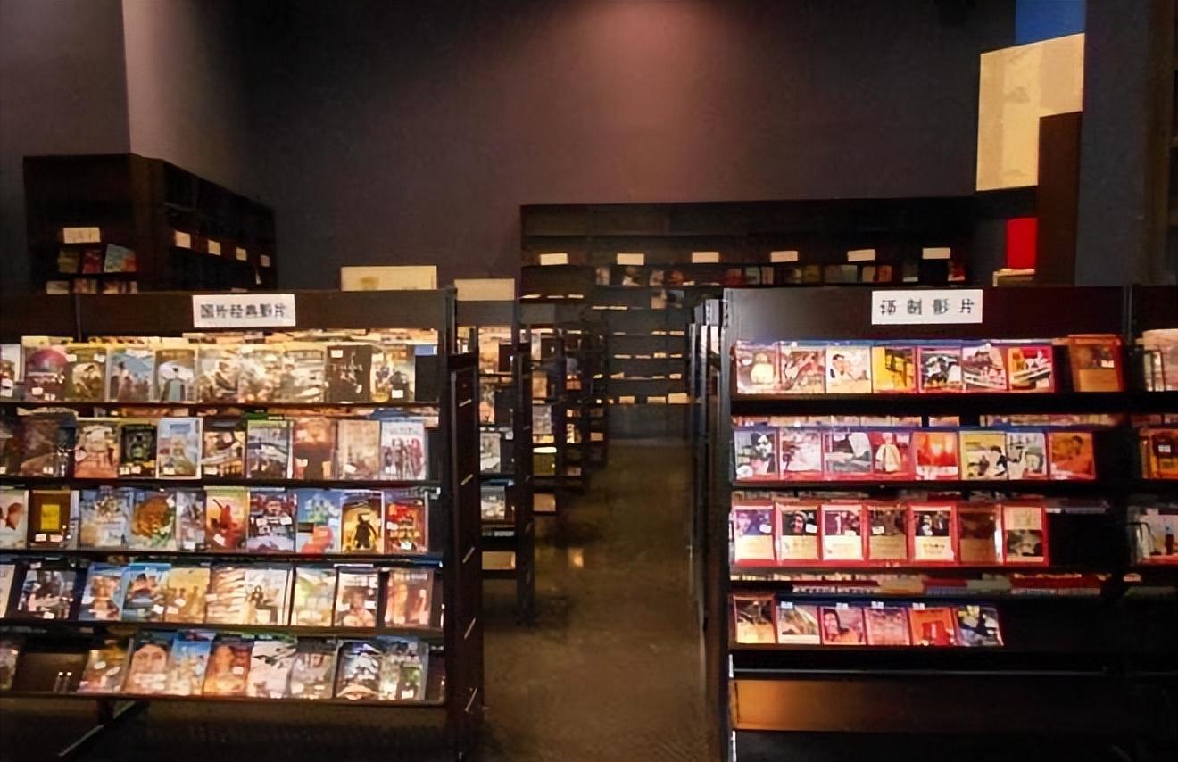 日本特有的地下影院,成年人才能进入?里面的场景让人深感意外!