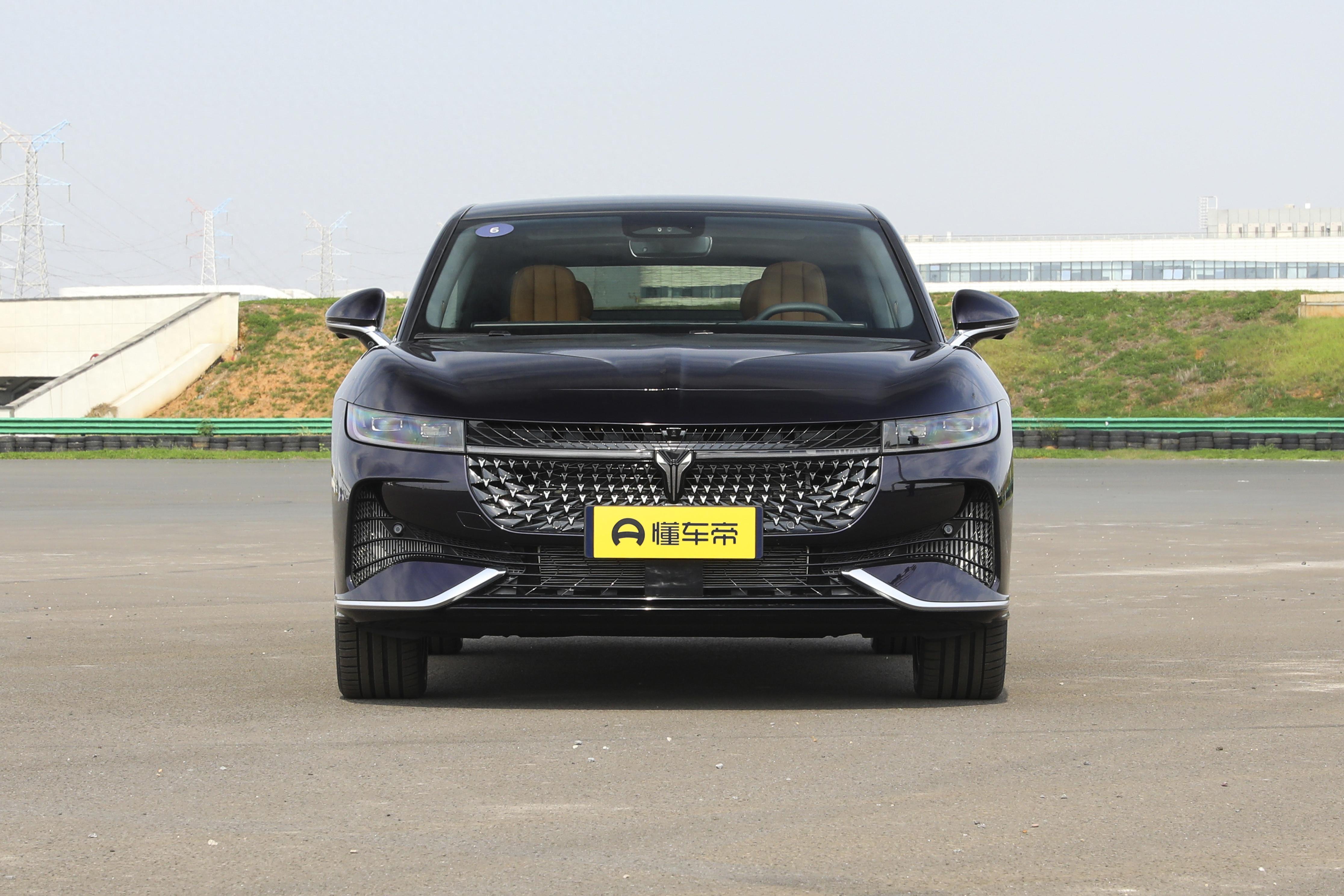 25.28万起,轴距三米,标配四驱+1.5T插混,岚图追光PHEV实力如何