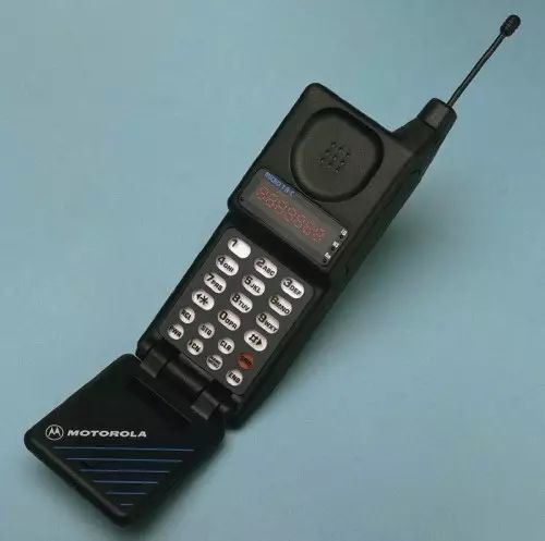 看完诺基亚摩托罗拉20年前的售价，你还会觉得iphone X 贵吗？