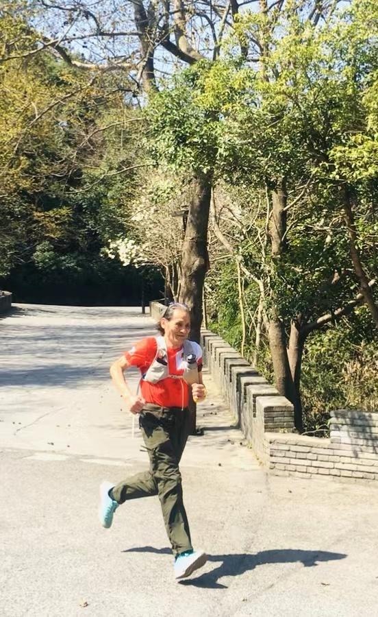 追风也拉风！“70后”老爷子西湖山间一骑绝尘