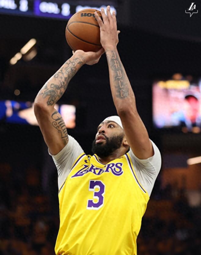 戴维斯30分23板4帽湖人客场险胜总分1-0！勇士21记三分仍输球