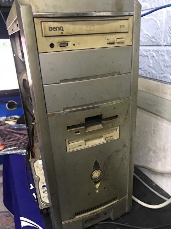 90后第一次接触Windows98，20多年了，居然还有人使用