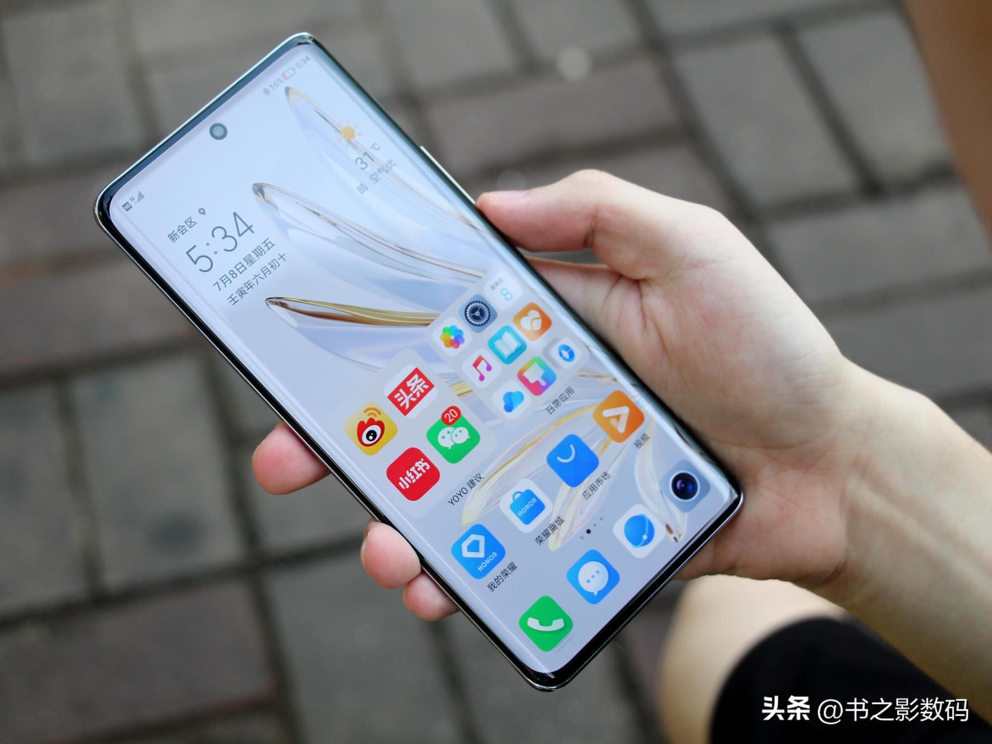 荣耀中端机4个月大降910，现如今可算见到了“高性价比”