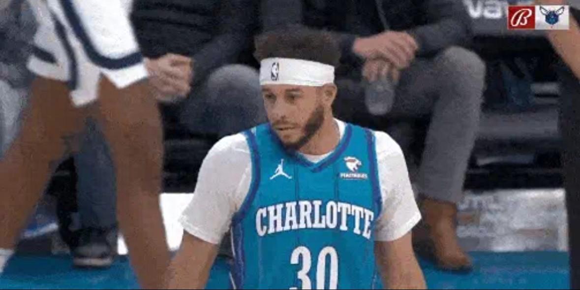 库里父子同台！赛斯-库里黄蜂首秀，父亲戴尔-库里担任解说