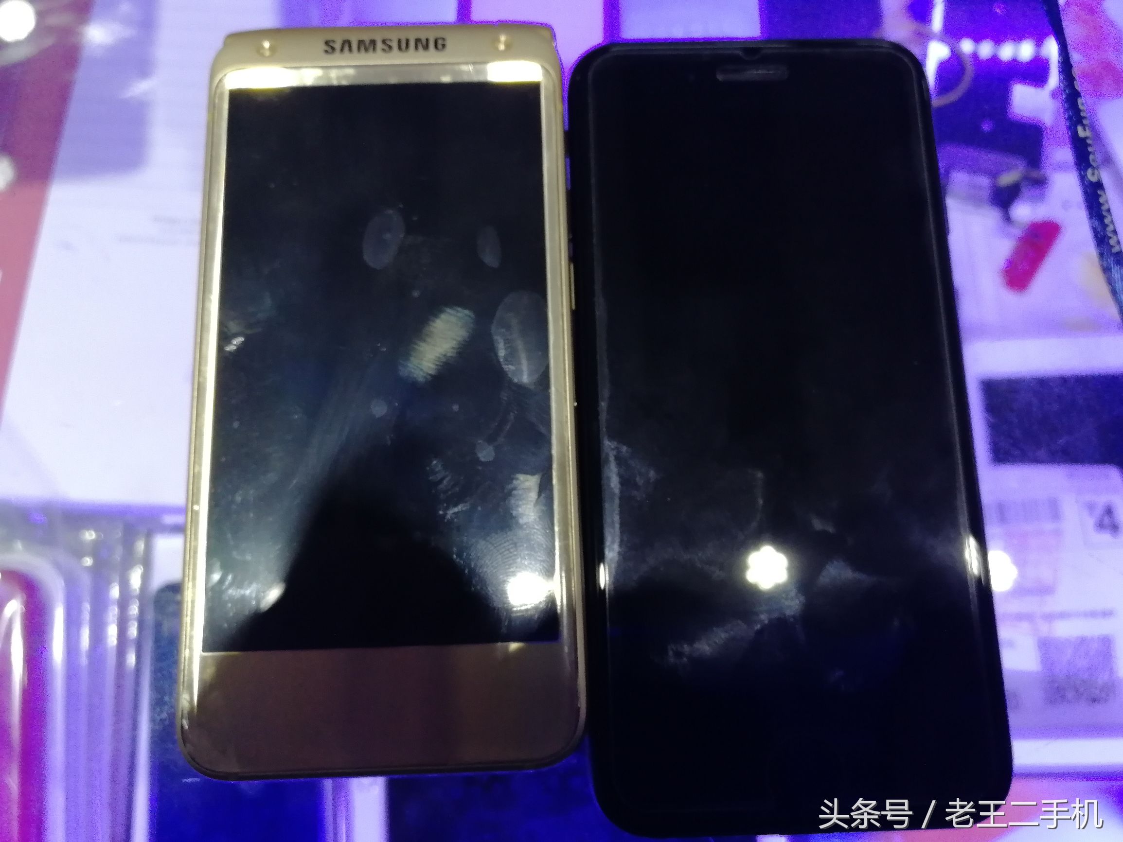 作为一名成功人士，快过年了，我觉得你需要一部三星W2017大翻盖