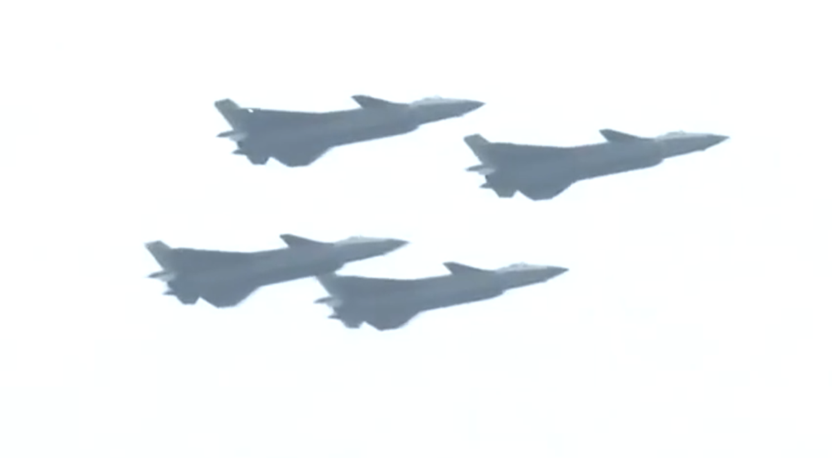 直击珠海航展:歼20落地随便看,神秘新战机“揭幕”