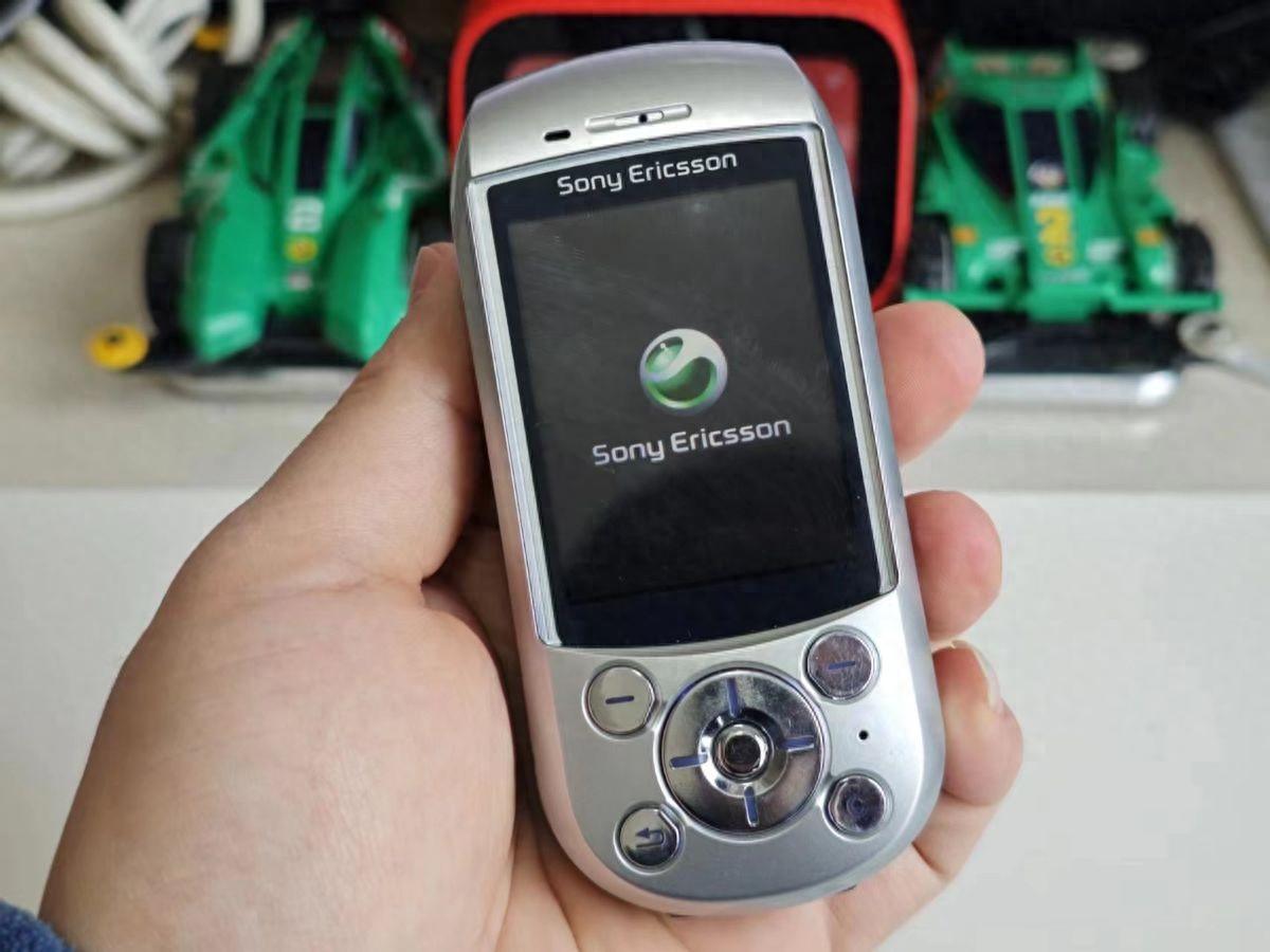 屏幕能旋转的“梦中情机”，搭配昂贵的CCD镜头，回头率爆表