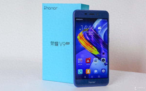 荣耀V9 play现货发售 主打颜值售价仅千元