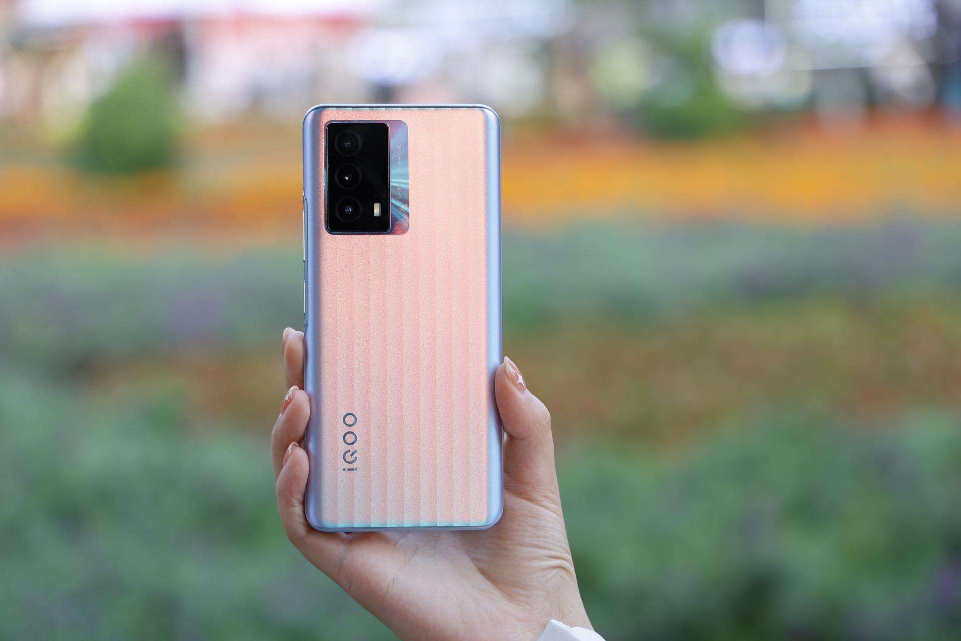 预算1500左右,这四款手机“性价比”超高,有一款还搭载鸿蒙系统