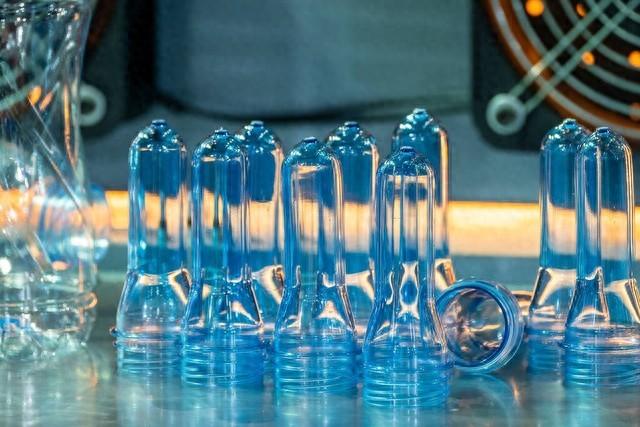 教你用一个塑料瓶,在家看全息投影视频,看完这视频,赶紧做一个