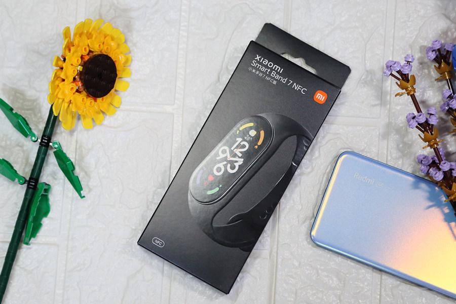 屏幕升级，支持更丰富运动监测 小米手环7评测