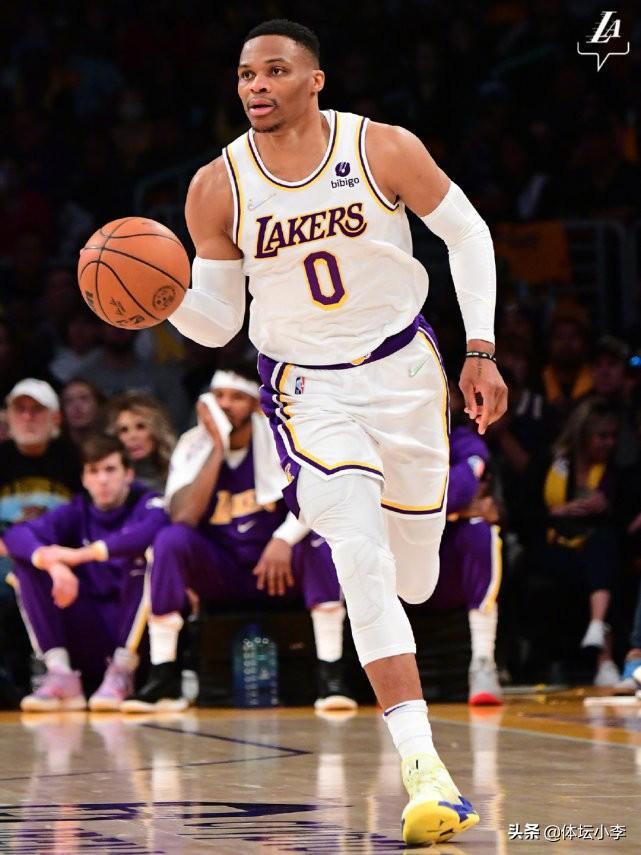 隔扣考辛斯，连续10次出手命中！威少拼尽全力：接受这个结果