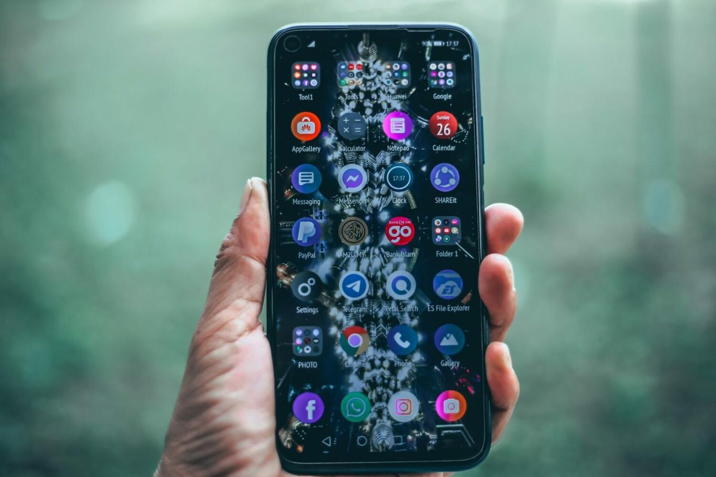 苹果iPhone 12是转折点,2023Q1采用OLED屏幕手机占比达49%