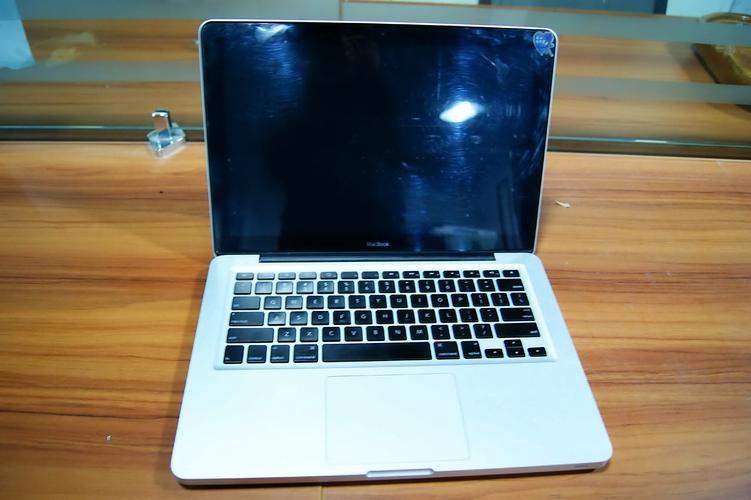 在旧货市场低价买了台苹果笔记本，感觉捡了个大便宜，开心