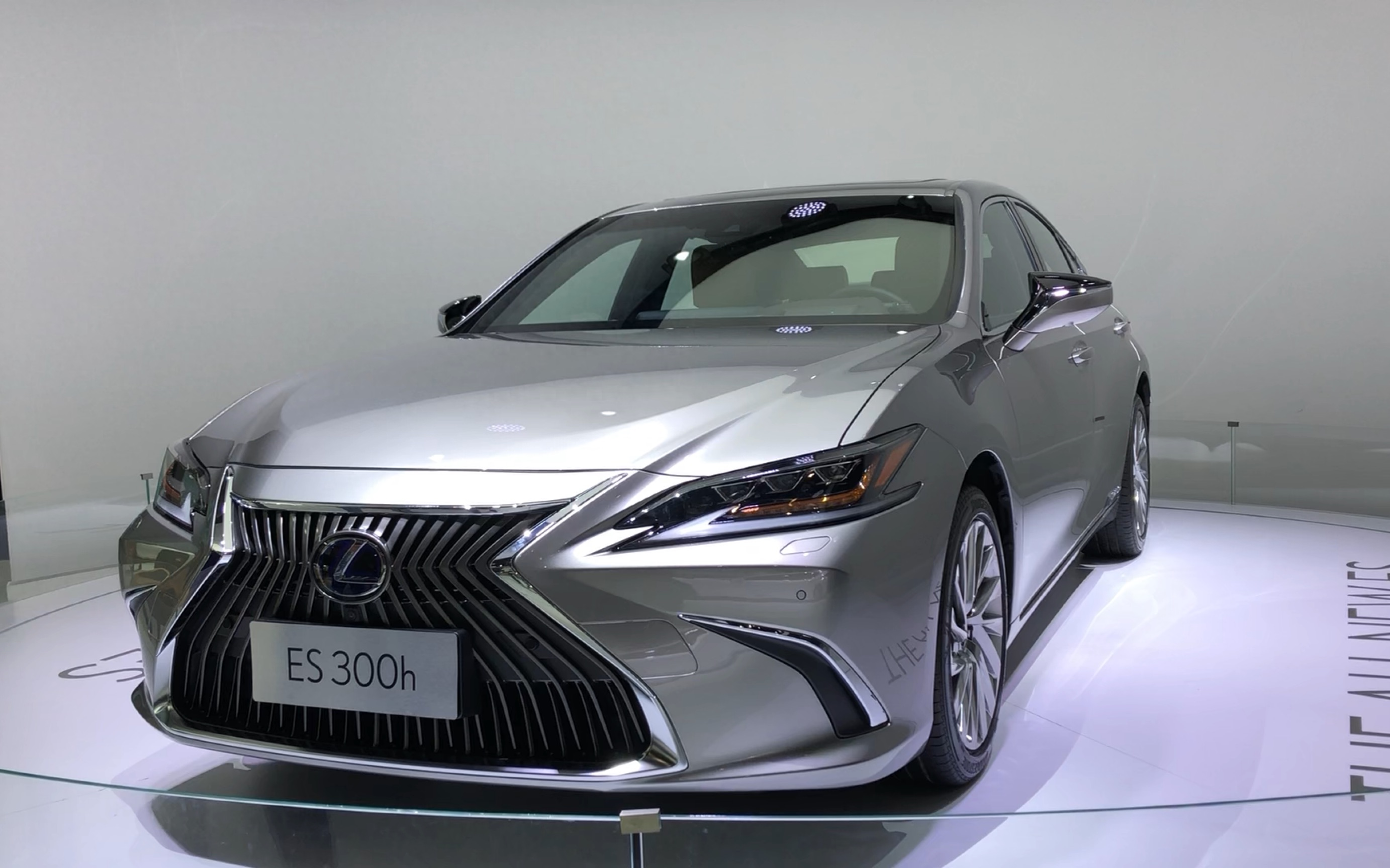 雷克萨斯ES新车优惠4万！开了8年的ES300H报价15万，算便宜吗？