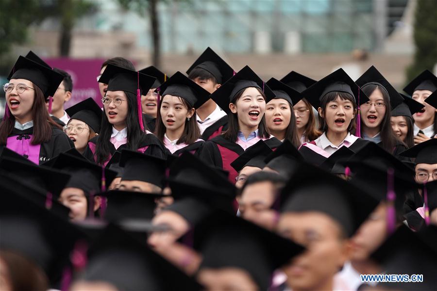 又到毕业季，"学位服、拨穗、散伙饭"英文怎么说？