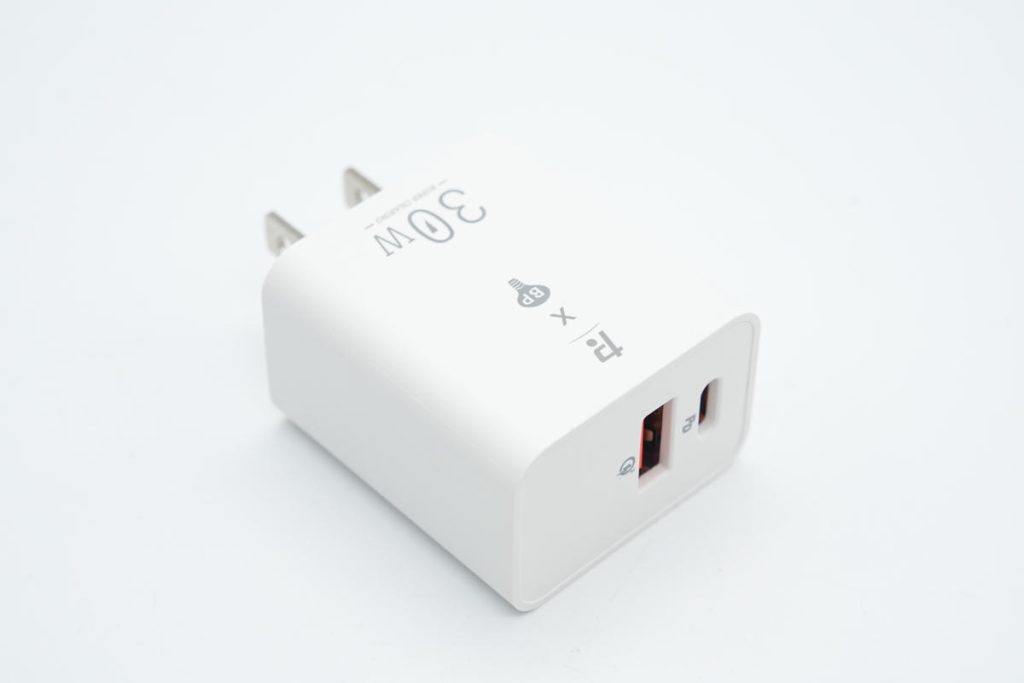 打起价格战这款30W快充应该卖得够便宜,拆解发现全是集成方案