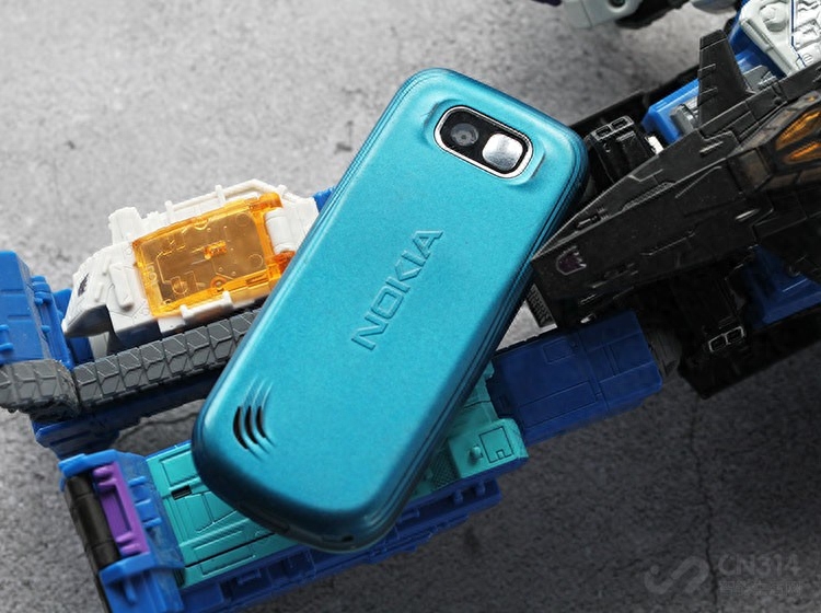 如果诺基亚2系列变身女性 你一定会拜倒在她的石榴裙下