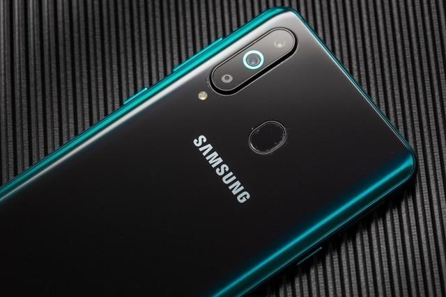 一眼入魂的大厂中端力作：三星Galaxy A8S