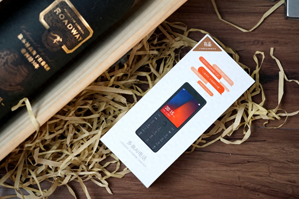 小米现售价百元电话,网友:“年轻人的第一款老年机”