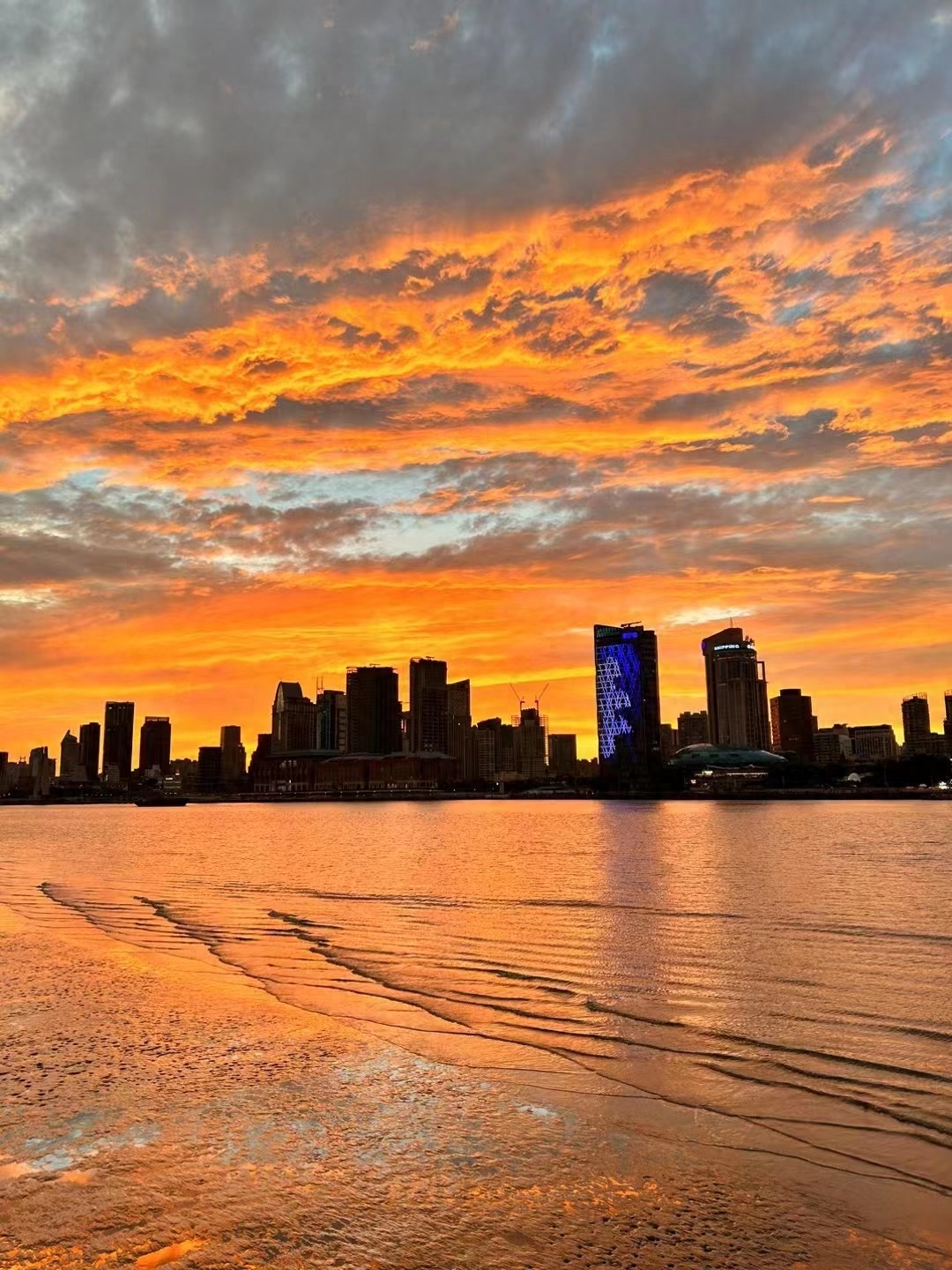 一大波美图来袭！上海“浓妆”晚霞惊艳到你了吗？