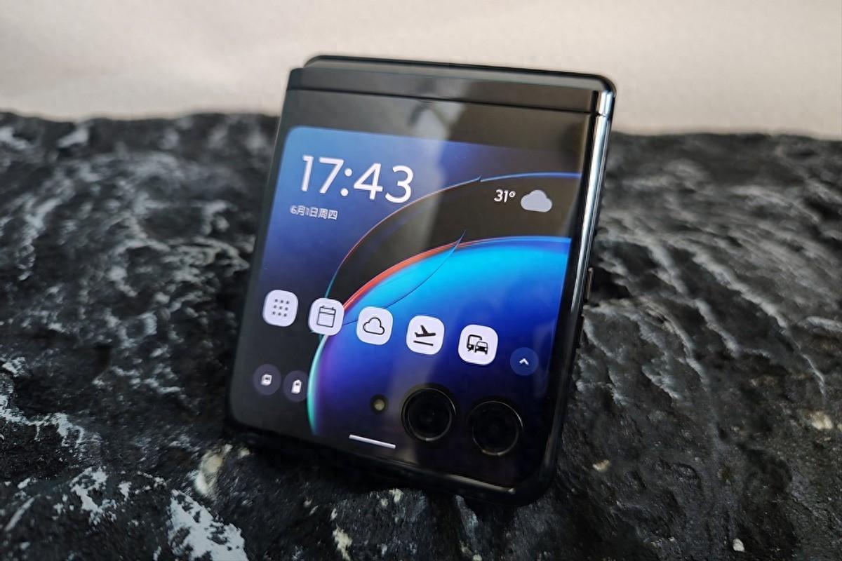 最划算折叠屏手机是哪款？moto Razr40 Ultra必定有名，4699元到手