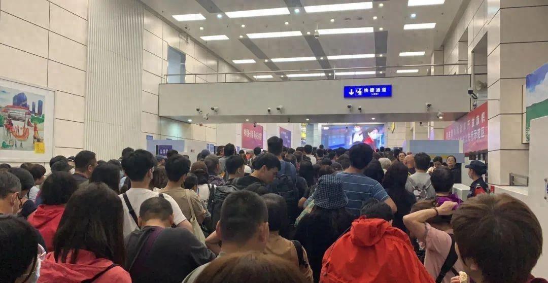 「深圳惊现抢购狂潮!香港人争相排队,超值十倍优惠!」