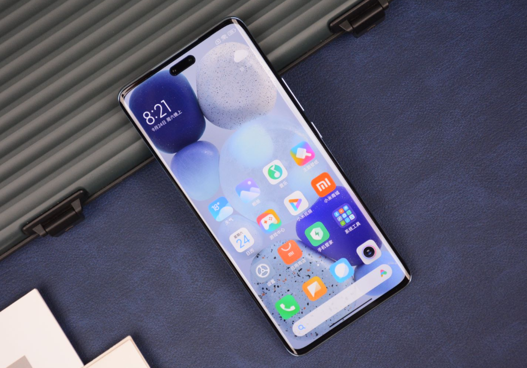 从2799元跌至1899元，12GB+256GB+67W，曲面屏手机售价更亲民了