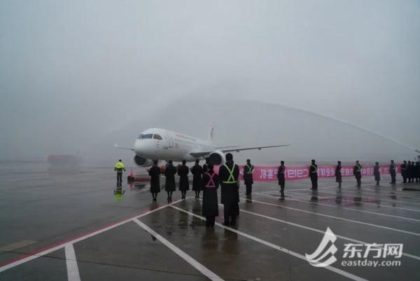现场直击！航空界最高礼遇“水门”迎接，首架C919正式交付东航