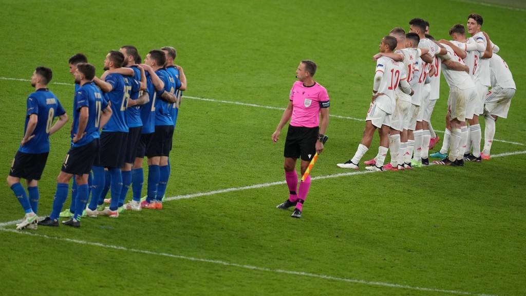 世界杯八强赛:英格兰VS法国,势均力敌,唯有狭路相逢勇者胜