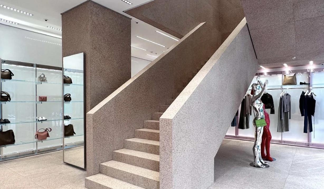 被认为小众的Acne Studios开始追逐大众目光,在深圳最热门商场开了大店