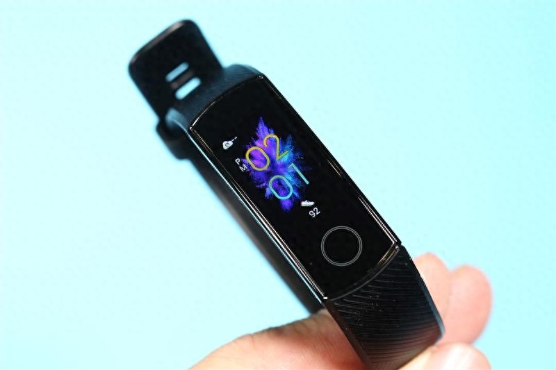 荣耀手环5抢先评测:能测血氧的手环有什么不同