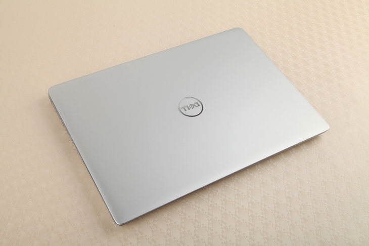 全新戴尔灵越5488评测，八代酷睿增强版，吃鸡就在此时此刻