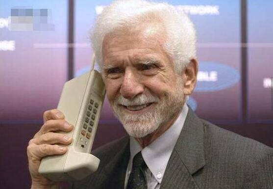第一台中文手机是摩托罗拉,第一部智能机比iPhone早15年,而看到最后这台我想