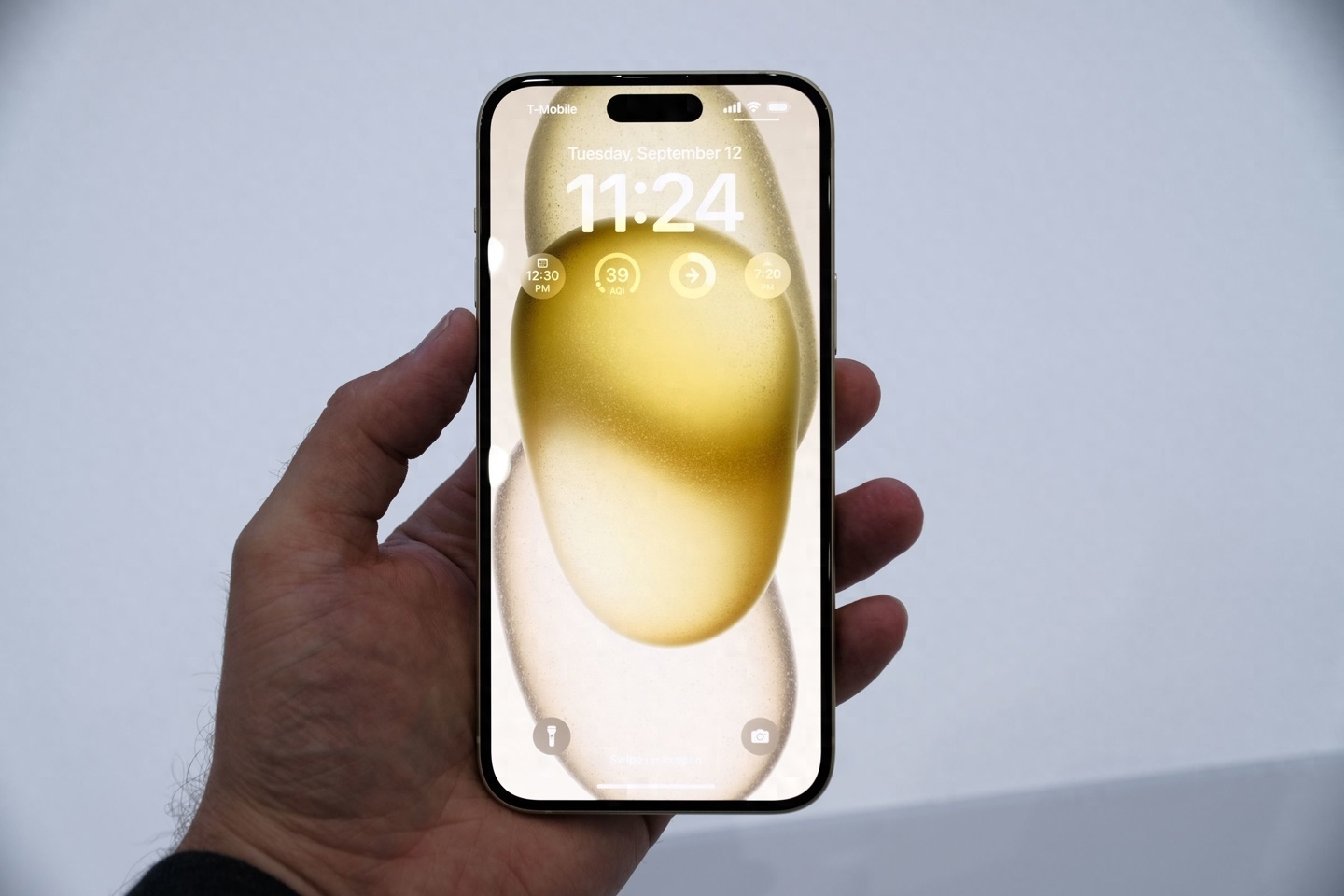 苹果iPhone 15/Plus真机上手：采用USB-C接口，支持灵动岛