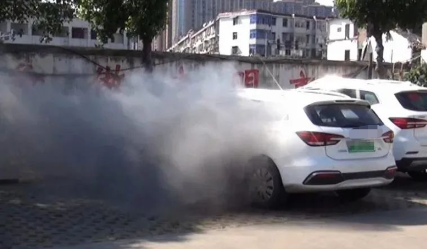 新能源汽车突然冒烟……事发时正在充电中