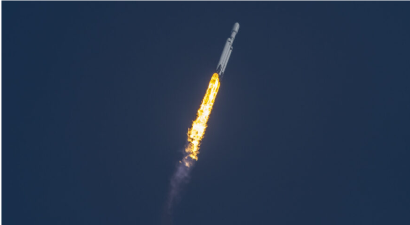 美时隔三年再射“重型猎鹰”火箭,送多颗军用卫星进入太空