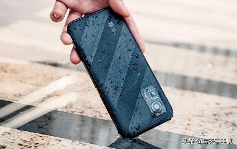 1.8米防摔1.5米防水，仅999元！国产真三防千元机，碎屏进水保修