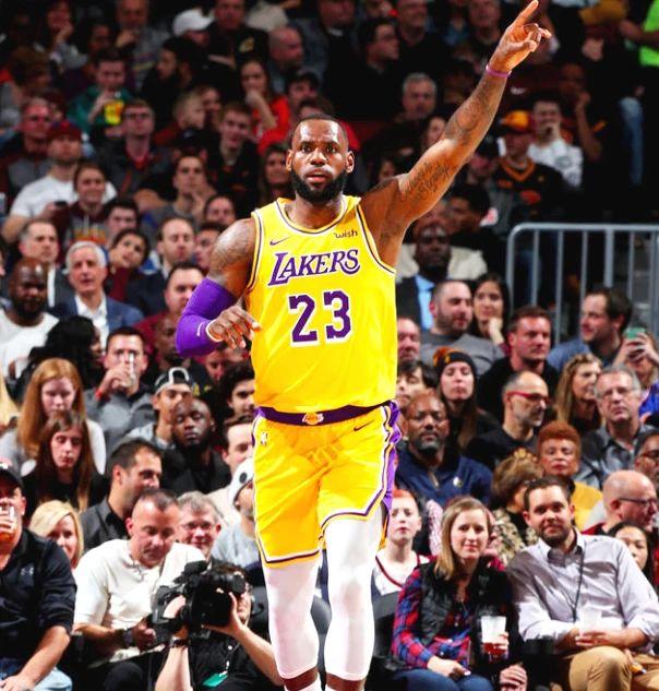 这次没有谩骂，感动满满！詹姆斯首次以湖人球员身份回克利夫兰