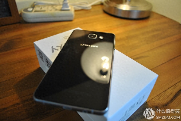 我是双面玻璃指纹识别3G内存的三星手机,但我很便宜——SAMSUNG 三星 Galaxy A7